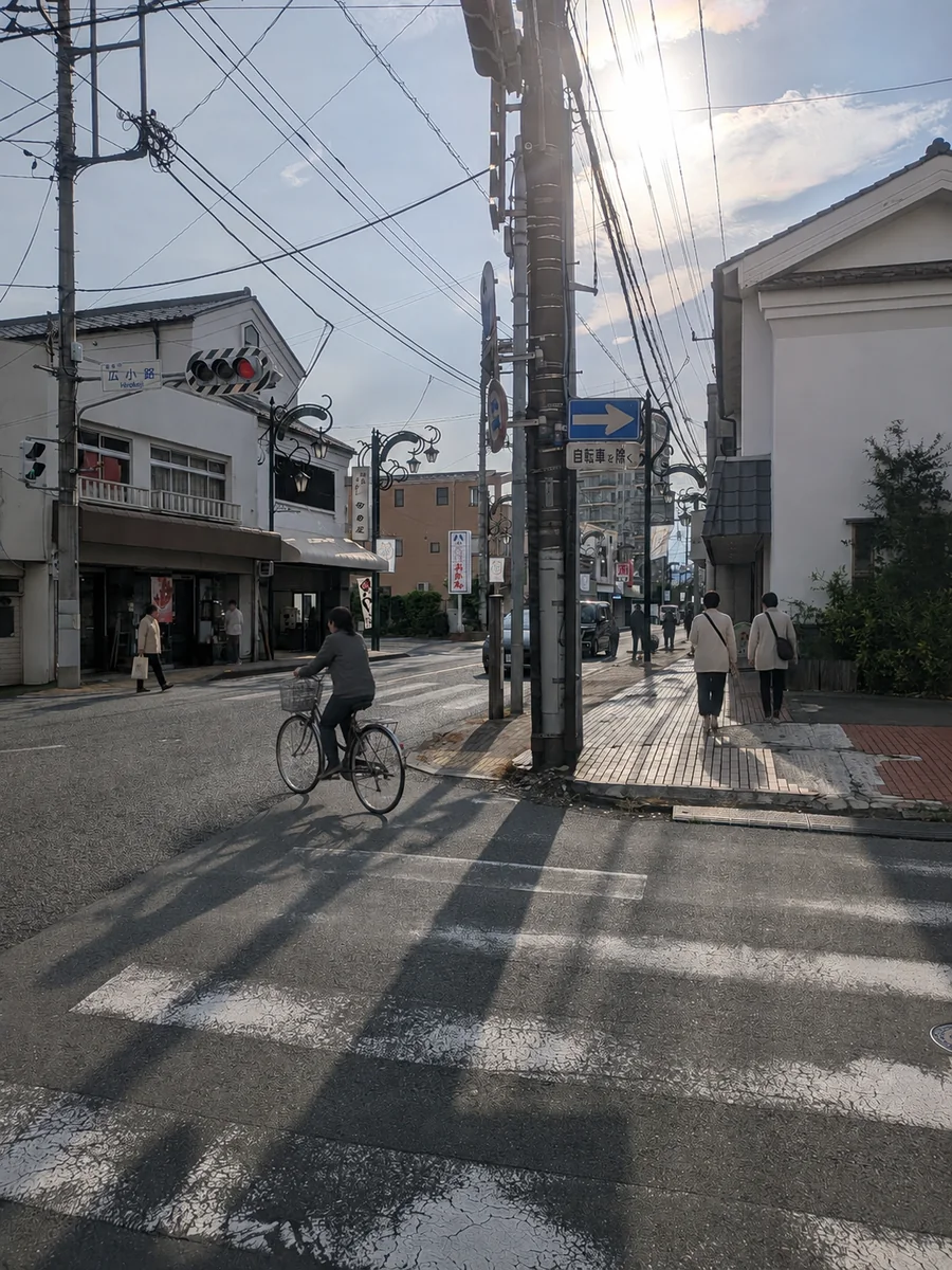 広小路交差点を行き交う人と自転車