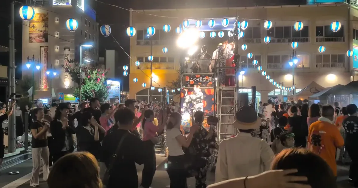 紅白やぐらと青白い提灯を囲む、はんのう昭和盆踊りの踊りの輪