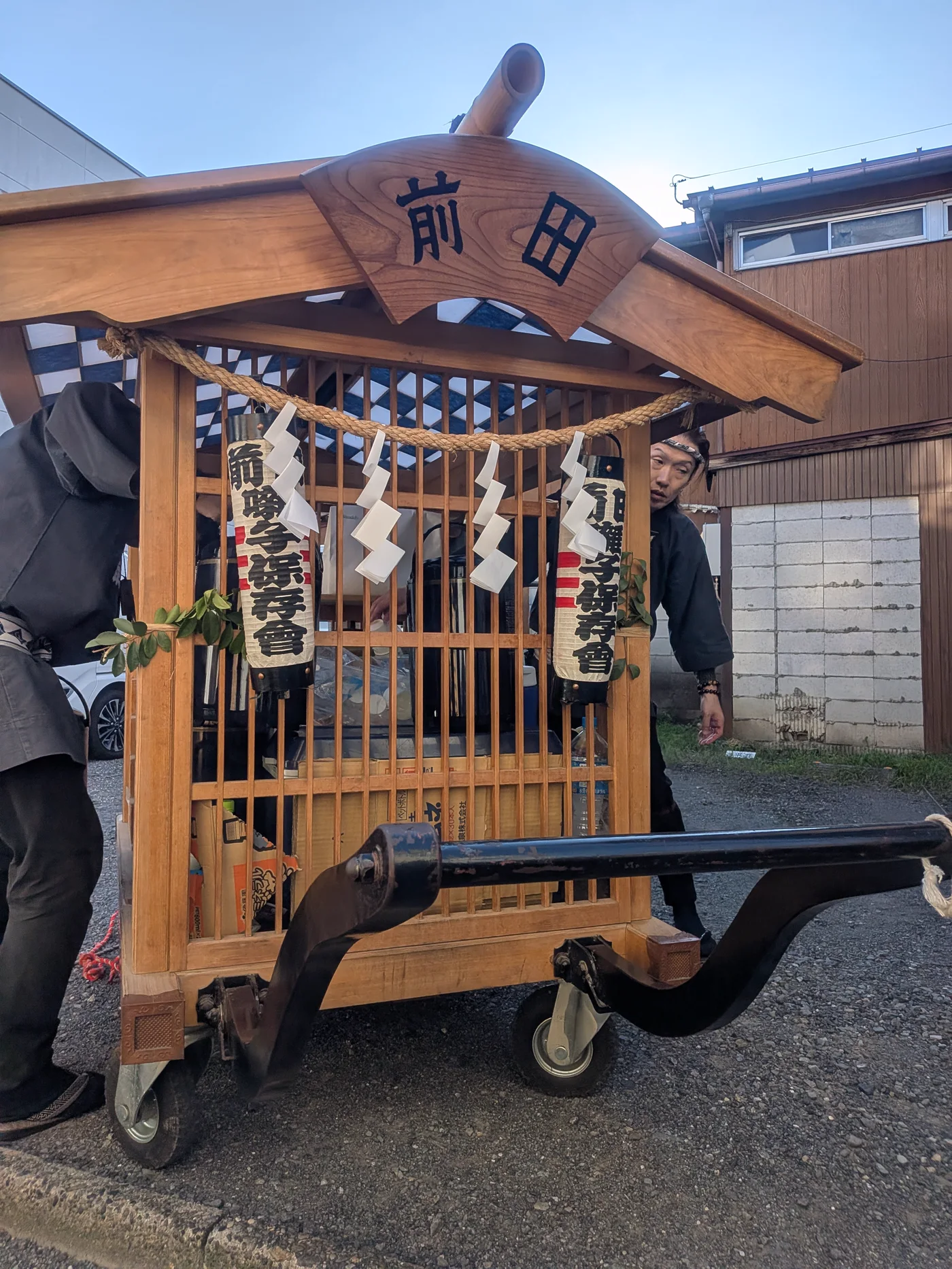 前田と記された小型の底抜け屋台